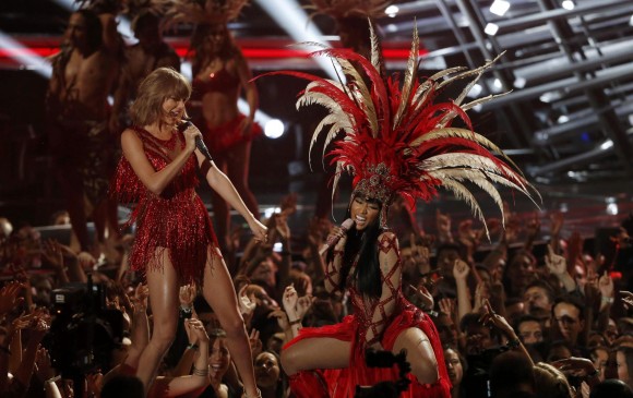 Las cantantes Taylor Swift y Nicki Minaj se juntaron para inaugurar el espectáculo. FOTO Reuters