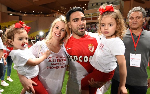 Falcao celebra con su familia un nuevo título en su carrera deportiva. FOTO REUTERS