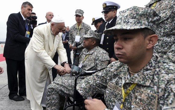 El Sumo Pontífice dio palabras de aliento a los soldados mutilados por minas antipersonal. FOTOS esteban vanegas, reuters, afp.