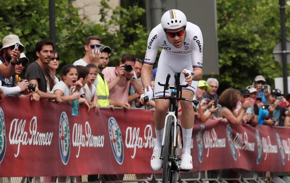 El holandés Tom Dumoulin ya dio su primer aviso de sostenerse como campeón del Giro de Italia, al empezar con la Maglia Rosa y sacándole segundos importantes a sus principales rivales. FOTO efe 