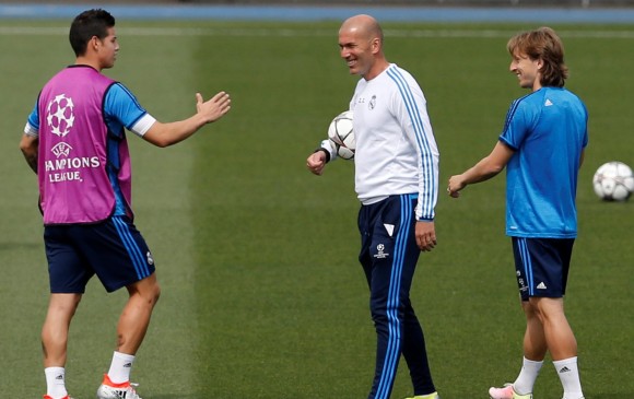 James Rodríguez, el entrenador Zinedine Zidane y Luca Modric. FOTO REUTERS