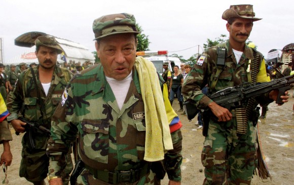 Mauel Marulanda y su escolta personal cerca de los Pozos, en San Vicente del Caguán. Foto Reuters