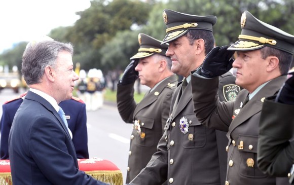 Este fue el momento en el que el presidente Juan Manuel Santos le impuso la condecoración al general Carlos Rodríguez, comandante de la Región 6 de Policía. FOTO CORTESÍA