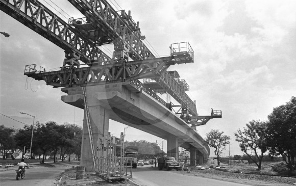 Construcción del viaducto de la vía férrea, entre la Alpujarra e Industriales. Foto de 1988.