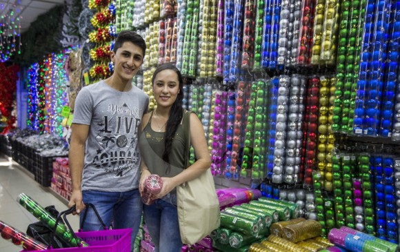 Mariana Arenas y Simón Agudelo se preparan yendo de compras para su Navidad, la primera que disfrutarán juntos como pareja. FOTO julio césar herrera