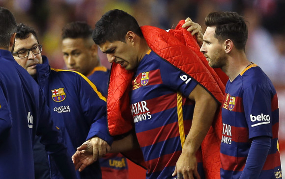 Luis Suárez se retiró a los 56 minutos del partido contra el Sevilla por la Copa del Rey. FOTO AP