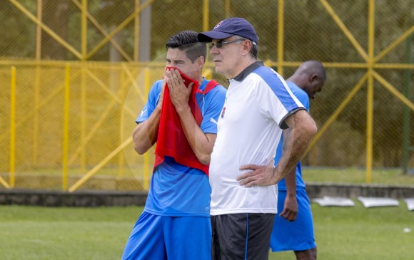 El técnico Peláez conversa con Mao Molina, otro de los jugadores que conoce desde hace tiempo. FOTO Juan a Sánchez