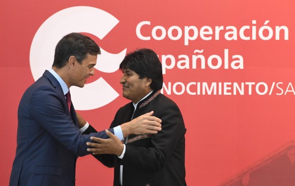 Pedro Sánchez, presidente de España, y Evo Morales, presidente de Bolivia, firman acuerdo de cooperación sobre el tren. FOTO efe