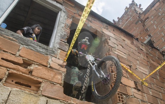 Hasta por las casas, Urban Bike ha irrumpido con su show. FOTO Róbinson Sáenz