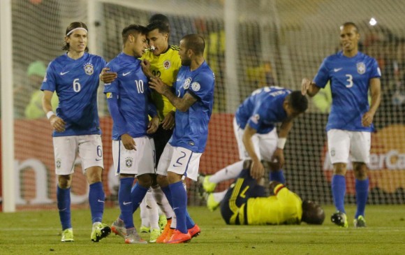 Neymar le tiró un cabezazo a Jeison Murillo al final del partido contra Colombia. FOTO AP