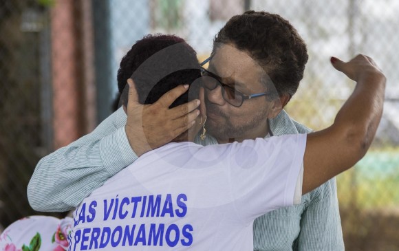 Las víctimas de la masacre de La Chinita, en Apartadó, recibieron el perdón ofrecido por “Iván Márquez”, segundo al mando de las Farc, dos de ellas no aceptaron abrazarlo. FOTO Róbinson Sáenz