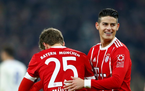 James Rodríguez felicitando a su compañero Thomas Muller durante el juego ante el Schalke. FOTO REUTERS