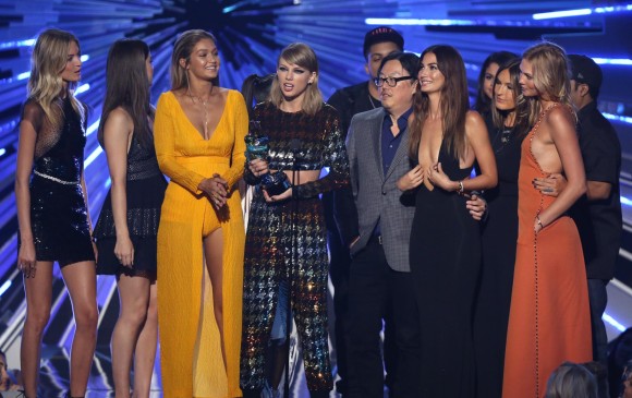 Taylor Swift ganó el premio al video del año. FOTO AP