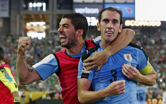 Luis Suárez y Diego Godín, referentes uruguayos en la Copa América. El primero continúa lesionado, el segundo es el líder. FOTO ap