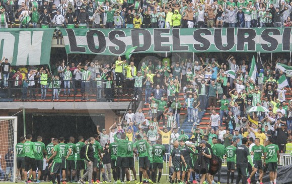 A pesar de la lluvia la asistencia de aficionados al entrenamiento del verde fue masiva. FOTO RÓBINSON SÁENZ