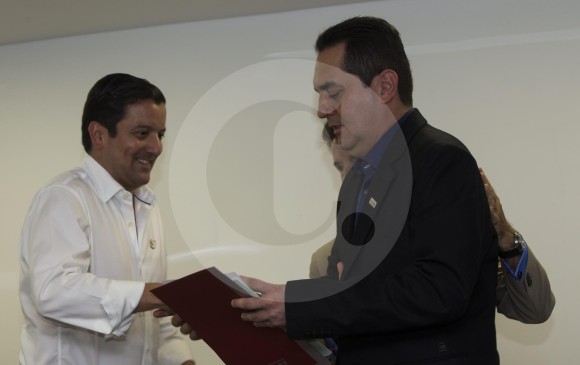 El alcalde de Envigado le entregó proyecto al ministro de las TIC para reforzar el Centro de Inovación (Cier). FOTO Julio C. hERRERA