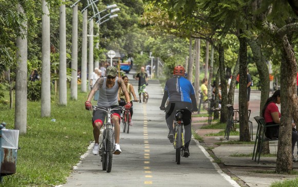 Las ciclorrutas hacen son una de las principales apuestas por la movilidad sostenible en la ciudad. Sin embargo, su deterioro o poca conexión entre ellas, dificulta su uso. FOTO juan antonio sánchez