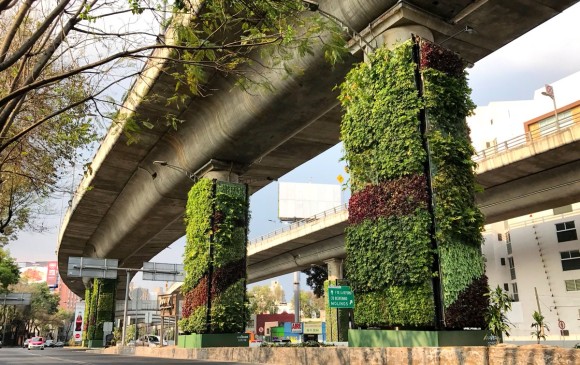 Así se ve el proyecto Vía Verde, que tomó las columnas de un viaducto en Ciudad de México y las convirtió en jardines verticales. Foto tomada de twitter @viaverde_cdmx 