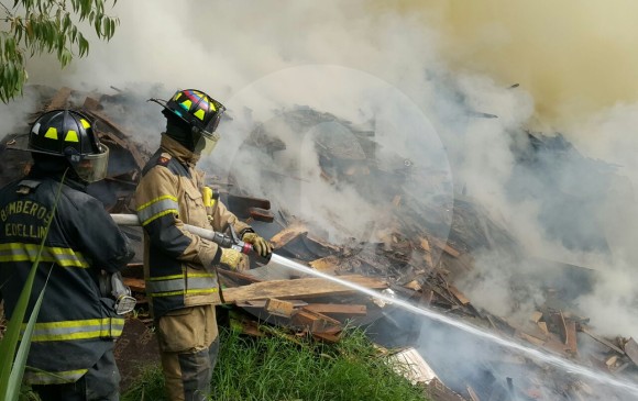 El incendio se produjo en la zona de almacenamiento de madera, en inmediaciones de una ladrillera. FOTO DONALDO ZULUAGA