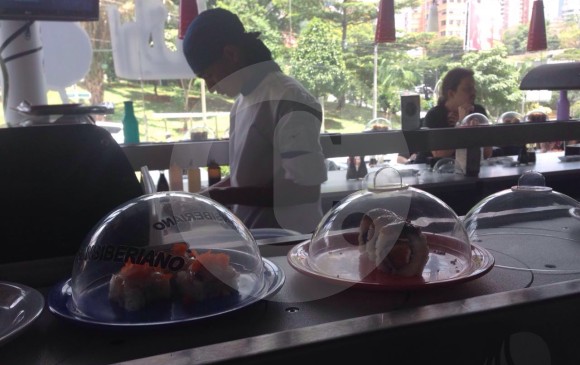 En Sushi Train las personas pueden comer en la “banda” y armar su comida al gusto con los platos que giran constantemente.