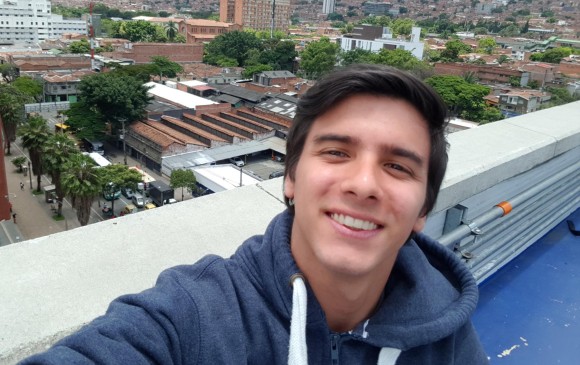 Santiago analista de calidad, 20 años. se tomó su selfie con un Galaxy S8 Plus. FOTO Santiaog herrera