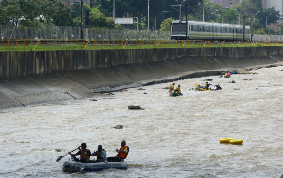 “El río tiene que convertirse en un espacio de recreación, ecológico, amable y navegable”, reclama Bernardo Quiroz, defensor de la navegación deportiva por el río Aburrá-Medellín. FOTO cortesía - 09/10/2011