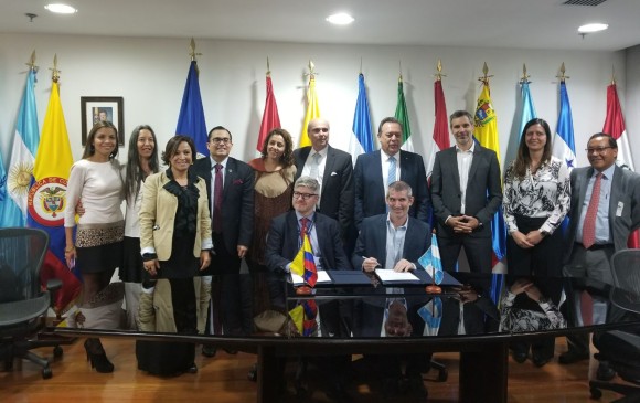 Firma del acuerdo que incrementa las frecuencias aéreas entre Colombia y Argentina. Foto Cortesía Aerocivil