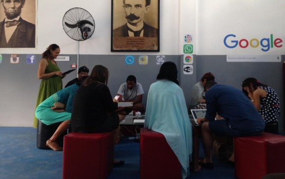 Jóvenes cubanos acuden con sus dispositivos a Kcho estudio, sitio donde funciona el centro tecnológico Google+kcho.MOR, para conectarse a la única red de wifi pública y gratuita de Cuba. FOTO Glenda Boza