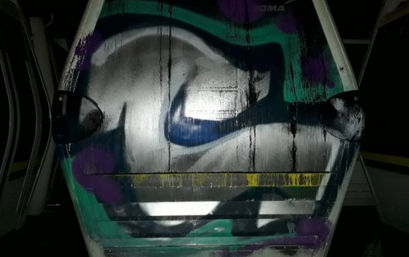 Esta es una de las seis cabinas que fueron pintadas por dos grafiteros y que estaban en una bodega de Poma, contratista del Metro de Medellín. Foto tomada de Telemedellín.