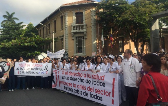 Miles de personas salieron a las calles de Medellín este miércoles para protestar por la crisis que afrontan los hospitales y clínicas en el país. FOTO CORTESÍA @marcepalacio