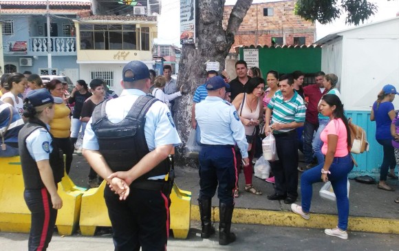 En la Comandancia de Policía de Táchira, Venezuela, y donde dos presos habrían sido sometidos a canibalismo, están familiares a la espera de respuestas. FOTO Cortesía de rosalinda hernández 