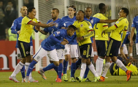 Carlos Bacca también fue sancionado por su reacción contra el brasileño. FOTO AP