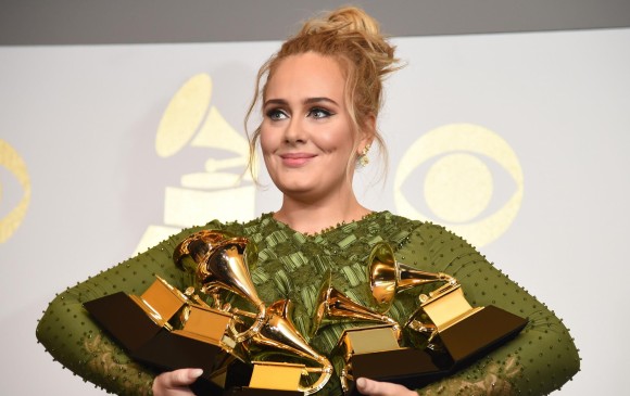 Al final Adele posó con sus 5 gramófonos, todos en buen estado. FOTO Reuters