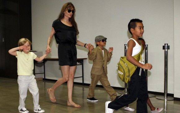 Angelina Jolie y Brad Pitt alcanzaron un acuerdo temporal de tres semanas sobre la custodia de sus seis hijos. FOTO REUTERS