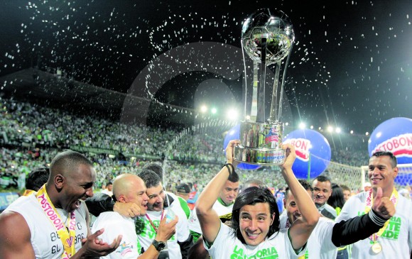 En la imagen la celebración verde tras el título de 2013. Sherman Cárdenas carga el trofeo después de vencer a Millonarios en la final del certamen. FOTO archivo EL COLOMBIANO