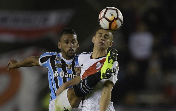 En esta acción, el delantero Santos Borré lucha por un balón con uno de los defensores brasileños. FOTO AFP