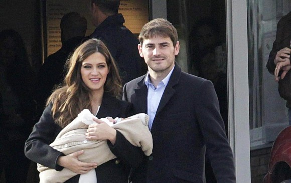 El portero del Oporto, Iker Casillas (d), y la periodista deportiva Sara Carbonero, con su hijo recién nacido, Martín, a la salida de la clínica de Madrid, en enero de 2014. EFE/Zipi
