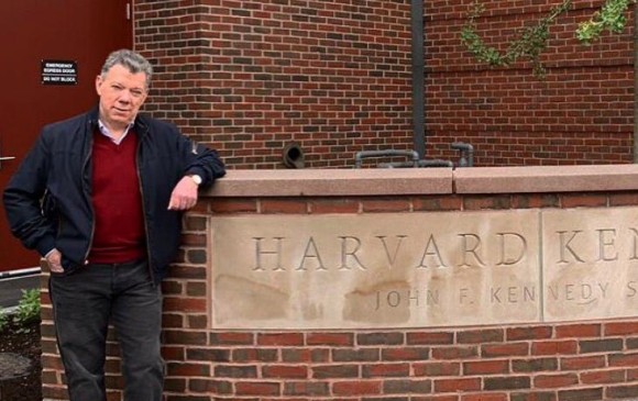 Juan Manuel Santos comienza a dar clases en la prestigiosa Universidad de Harvard, Estados Unidos. Foto: captura @JuanManSantos