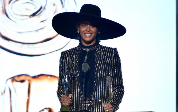 Beyoncé recordó los primeros atuendos que su madre y su tío diseñaron y cosieron. FOTO AFP