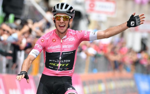 Simon Yates celebra su segunda victoria en el Giro, en la undécima etapa. FOTO EFE