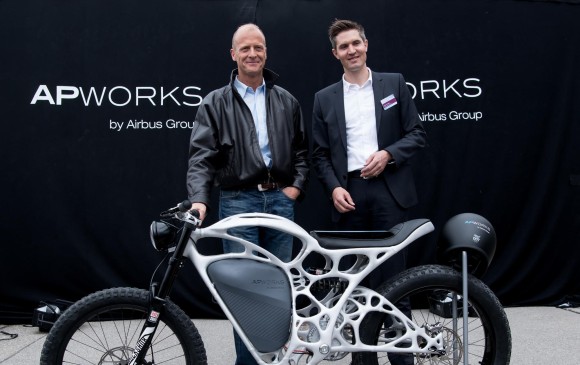 Tom Enders, CEO de Airbus; y Joachim Zettler, director de APWorks, presentaron ayer la moto 3D en Alemania. FOTO afp