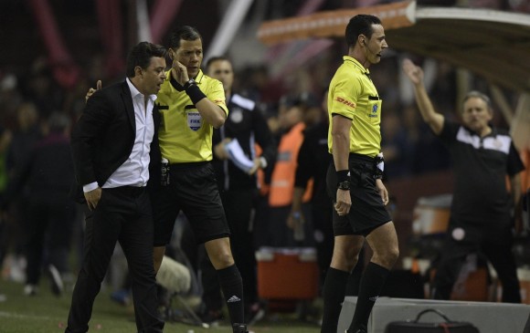 Al árbitro colombiano Wilmar Roldán se le vio incómodo ante el hecho de acudir al sistema de video. FOTO AFP