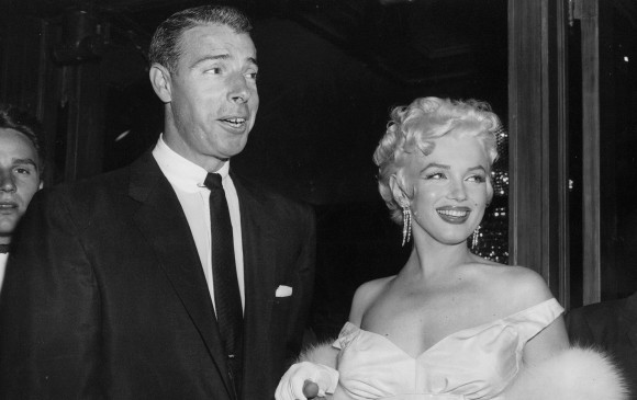 Marilyn Monroe y Joe DiMaggio llegando a un teatro en Estados Unidos. FOTO AP
