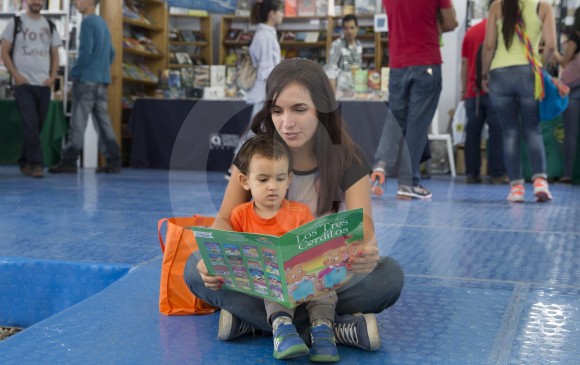 El ejemplo de los adultos a los menores es la principal estrategia para crear hábitos de lectura. FOTO Edwin Bustamante