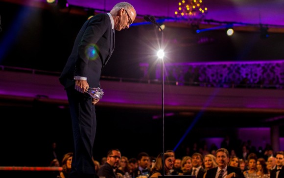 Michael Keaton recibió el premio luego de la ovación de sus colegas. FOTO AFP