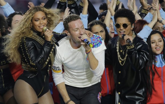 Beyoncé y Coldplay -Chris Martin y Bruno Mars durante el juego en el Levi’s Stadium de Santa Clara. Foto AP