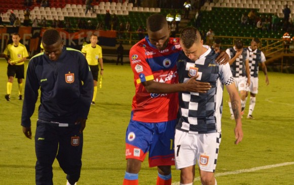 Bonito gesto de los jugadores del Pasto, que consuelan a sus colegas de Chicó. FOTO COLPRENSA