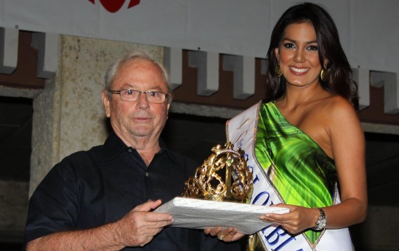 El joyero José Cesáero entregándole la corona a la Señorita Colombia 2010, Catalina Robayo. FOTO ARCHIVO COLPRENSA