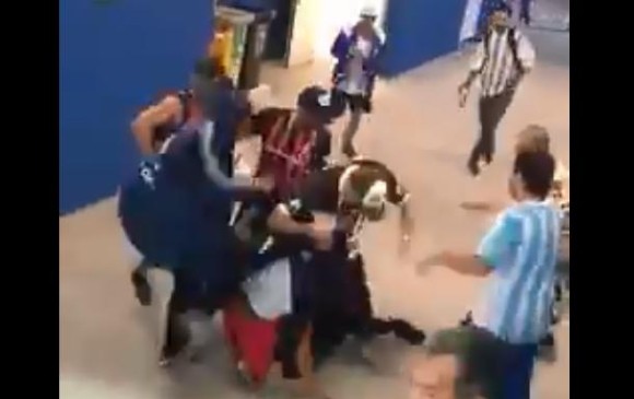 En un video que se hizo viral quedó capturado el momento en que cinco hinchas argentinos agarraron a golpes a dos aficionados croatas. 