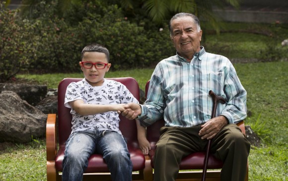 Eduardo, de 75 años y Emanuel, de 9. Ambos fueron trasplantados de corazón. FOTO Julio CÉSAR HERRERA